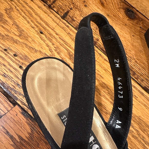 ARSHO FOR STUART WEITZMAN BLACK OPEN TOE SLINGBACK SANDALS WITH LOW CHUNKY HEEL. - Picture 2 of 5